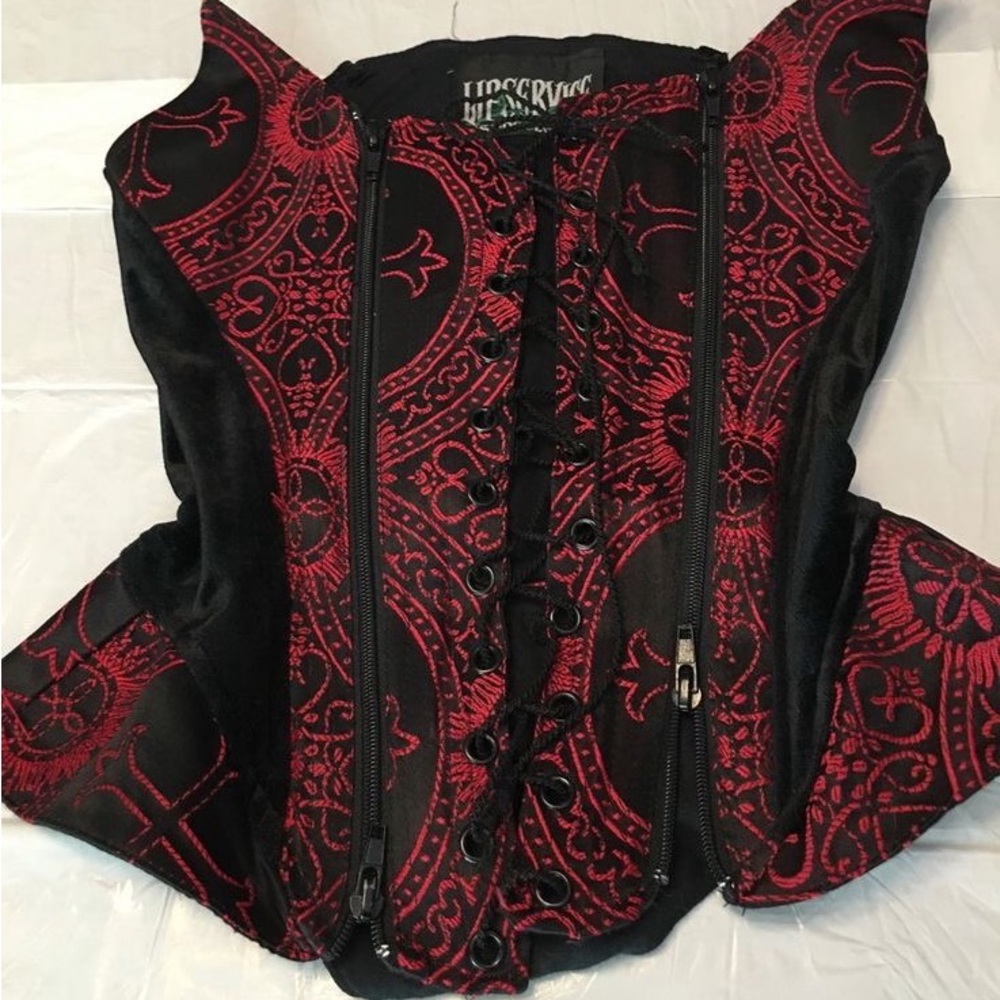 ISO VATICAN VIXEN EITHER BLACK OR RED